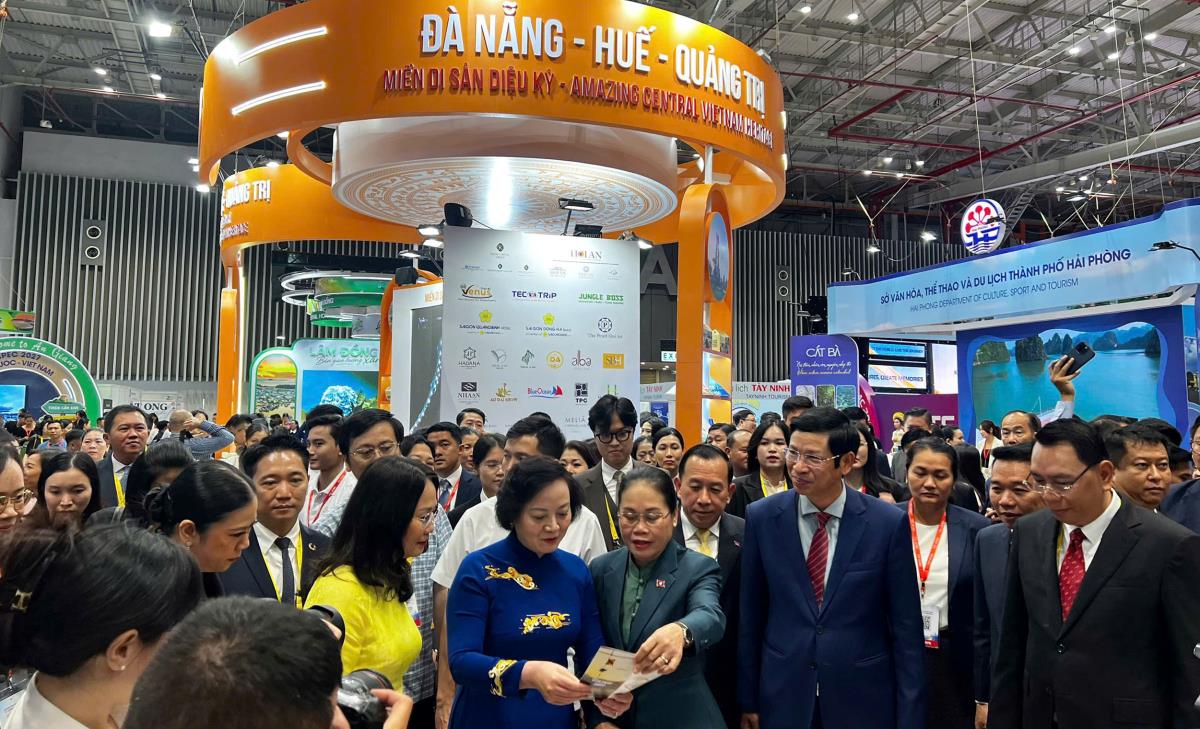 Phó Thủ tướng Phạm Thị Thanh Trà tham quan gian hàng Đà Nẵng tại hội chợ.