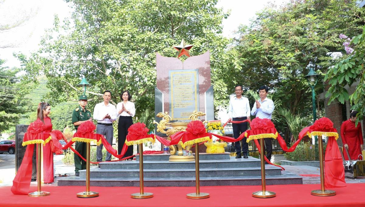Cắt băng khánh thành Bia Chiến tích Trung đoàn 96.