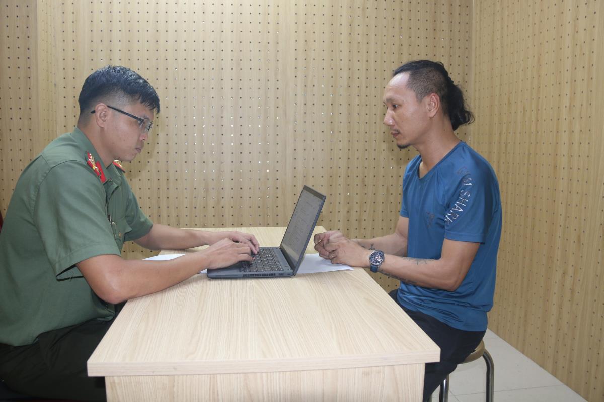 Bị can Thân Văn Tấn tại cơ quan điều tra - Ảnh: Công an TP.HCM