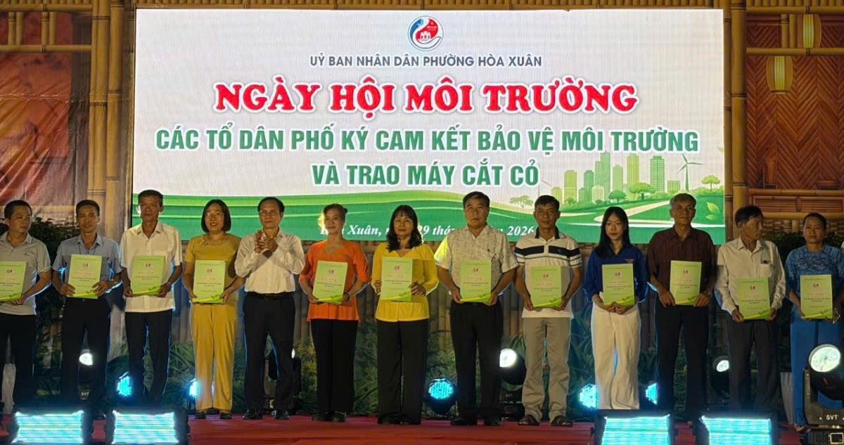 Lãnh đạo phường trao máy cắt cỏ cho các tổ dân phố.