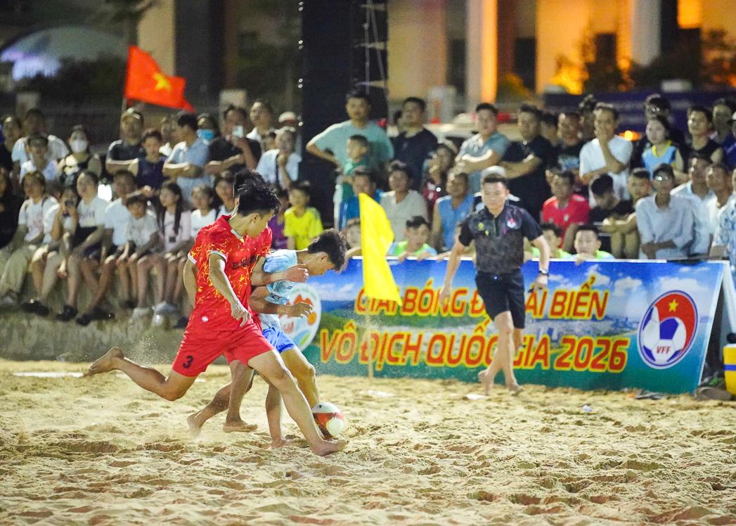 Đội Đà Nẵng (áo sẫm) thắng Huế Time Square 3-1 trong trận chung kết giải.