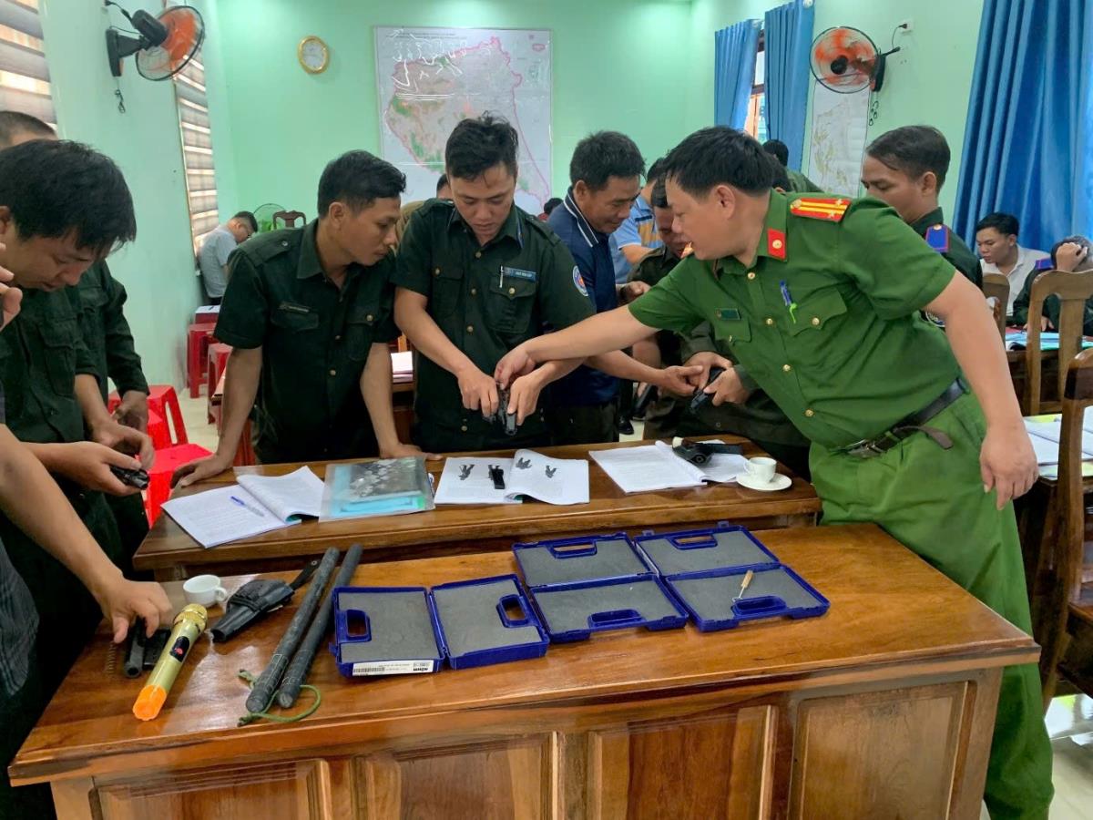 Các học viên được hướng dẫn thực hành các loại công cụ hỗ trợ.