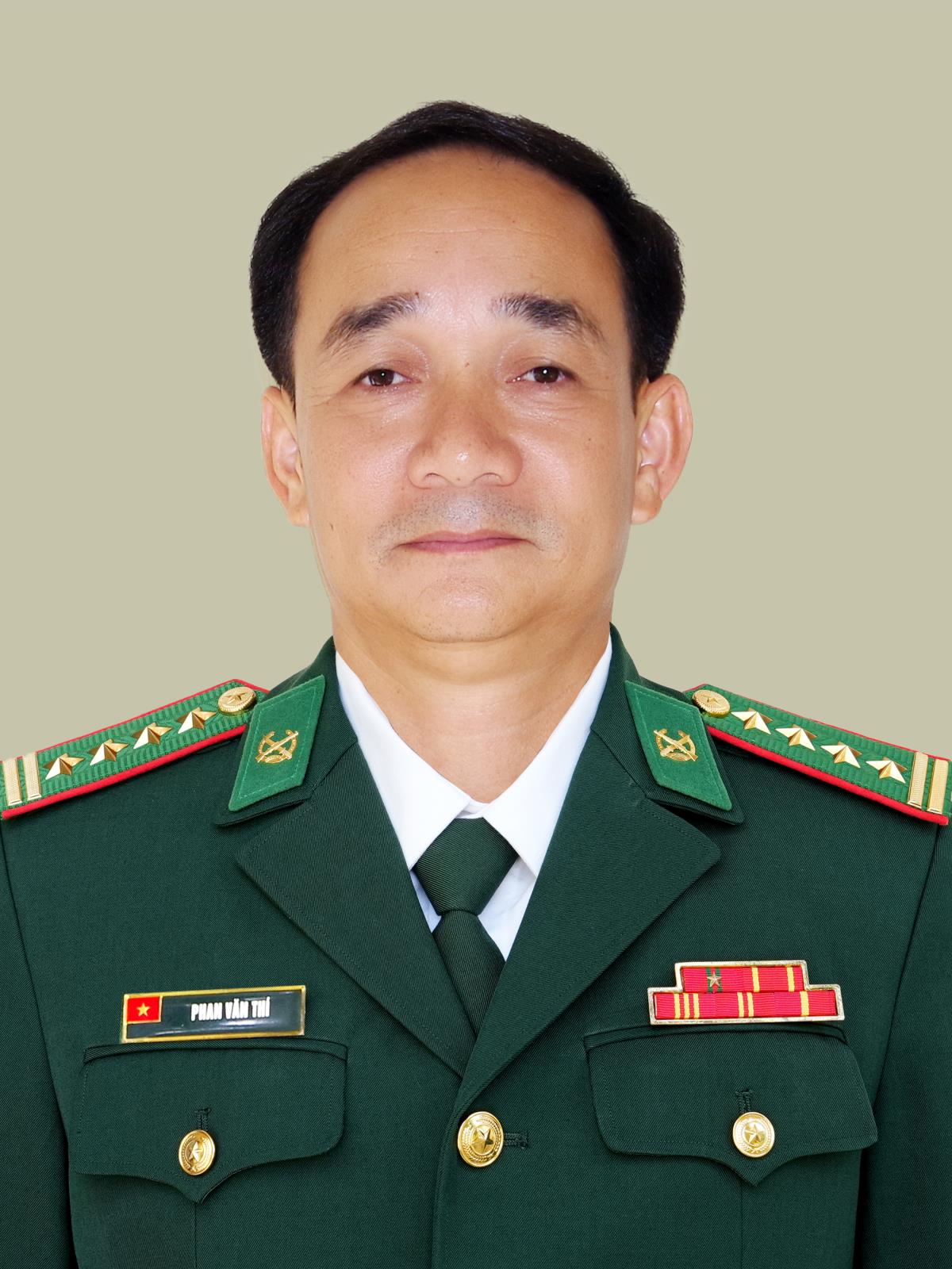 Đại tá Phan Văn Thí-Phó Chỉ huy trưởng, Tham mưu trưởng BĐBP thành phố Đà Nẵng trao chứng chỉ cho cán bộ QĐND Lào tham gia lớp tập huấn nghiệp vụ Biên phòng.