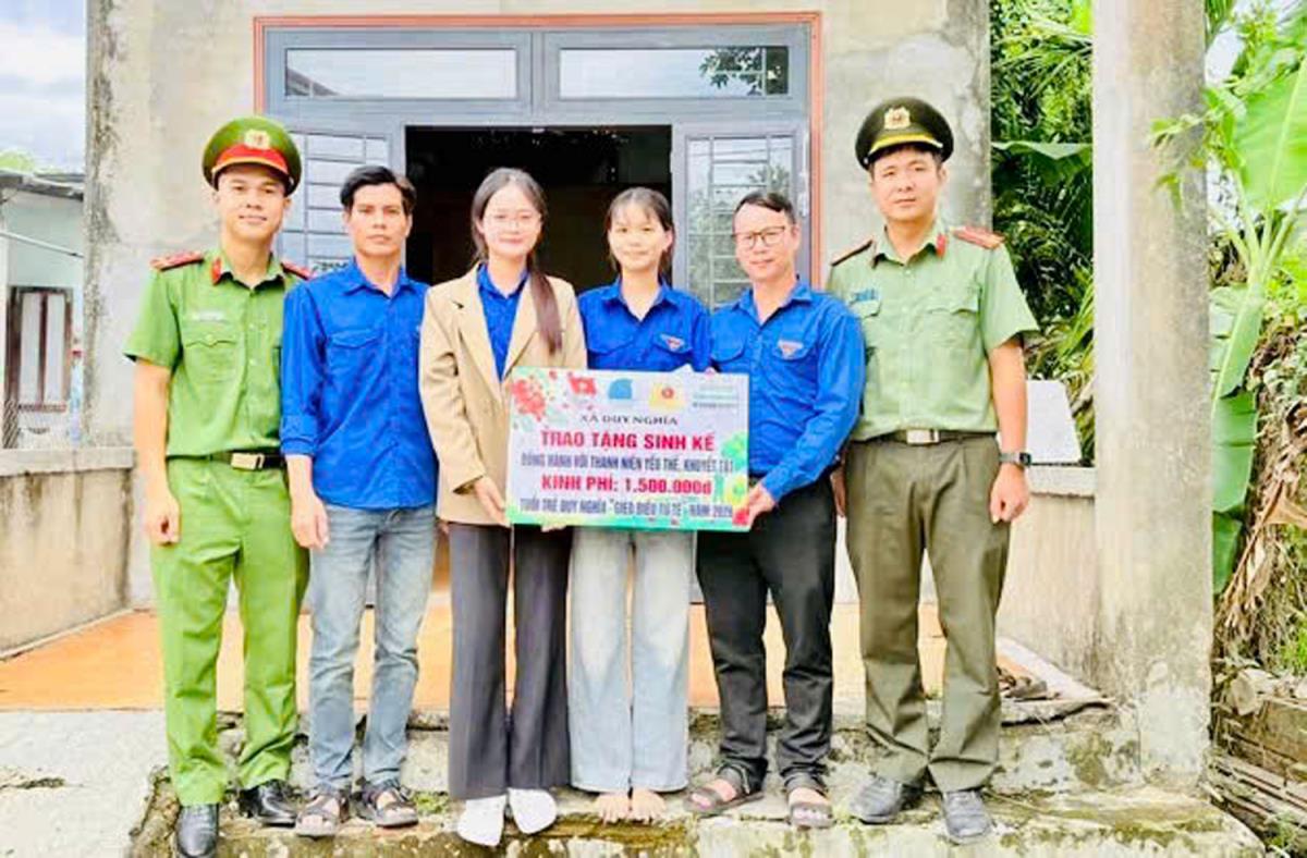 Cán bộ chiến sĩ Công an xã Duy Nghĩa tham gia hiến máu.