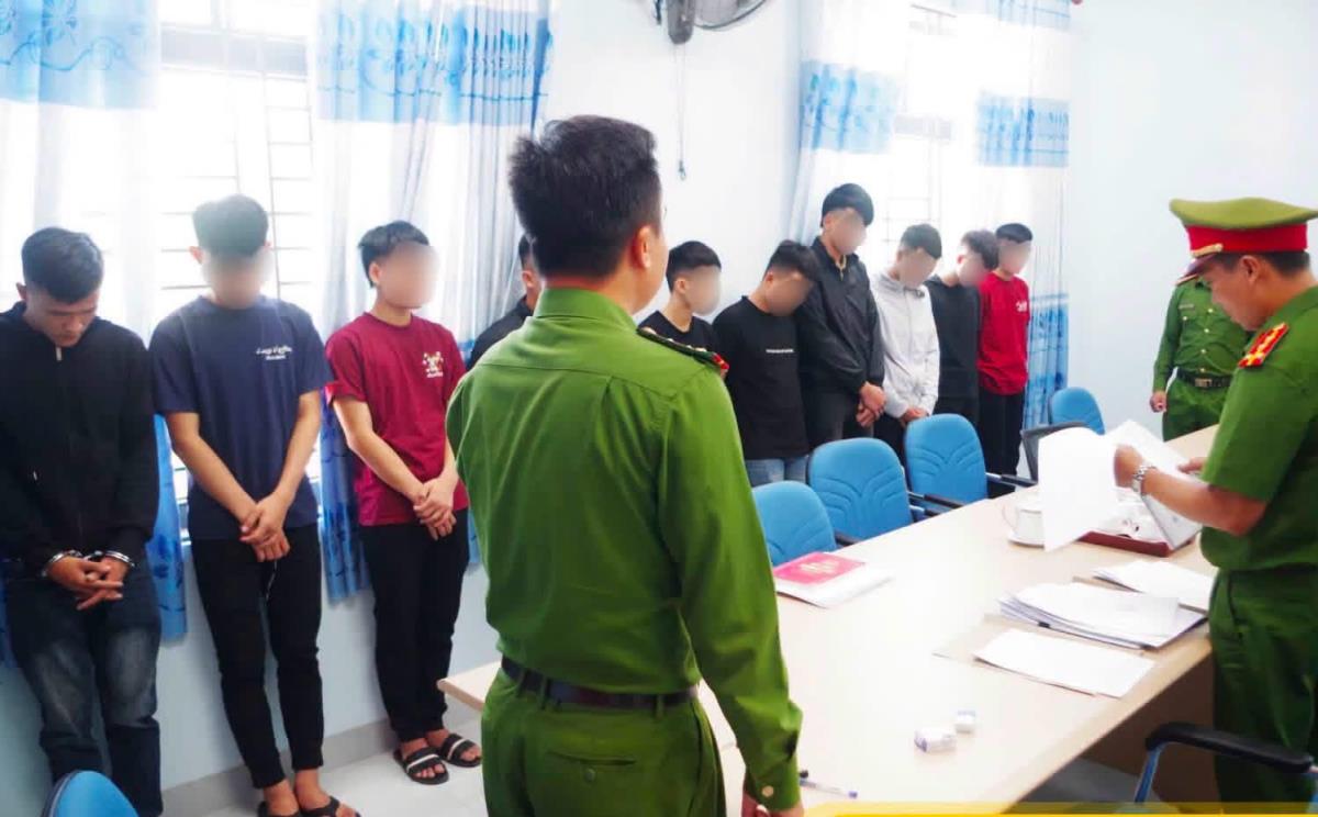 Cơ quan điều tra khởi tố 10 đối tượng có hành vi: Gây rối trật tự công cộng”.