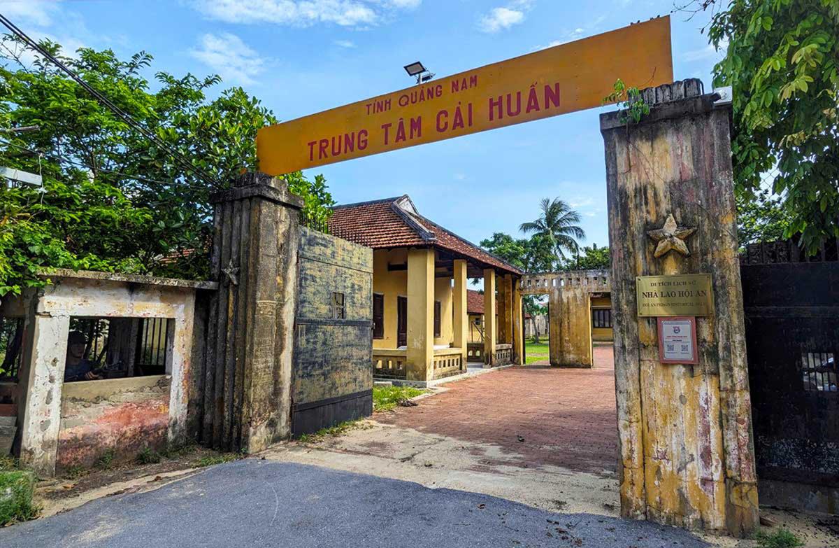 Đại biểu tham quan không gian trưng bày chủ đề "Chân trần chí thép" tại Nhà lao Hội An nhân kỷ niệm 81 năm Quốc khánh 2-9.