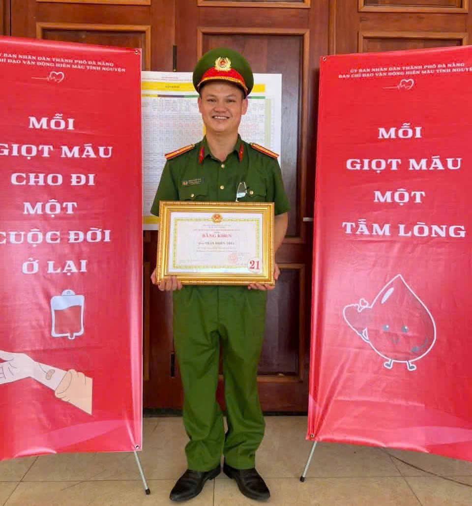 Thiếu tá Trần Thiên Trúc nhận Bằng khen của UBND TP Đà Nẵng về thành tích hiến máu nhân đạo.