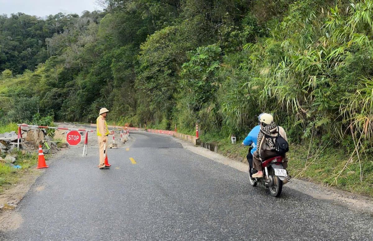 Mùa mưa cận kề, điểm sụt lún trên Quốc lộ 24 vẫn chờ khắc phục
