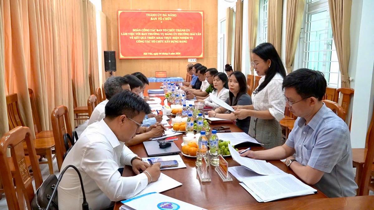 Phó Bí thư Thường trực Đảng ủy phường Hải Vân Phạm Thị Hồng Hạnh phát biểu tại buổi làm việc.