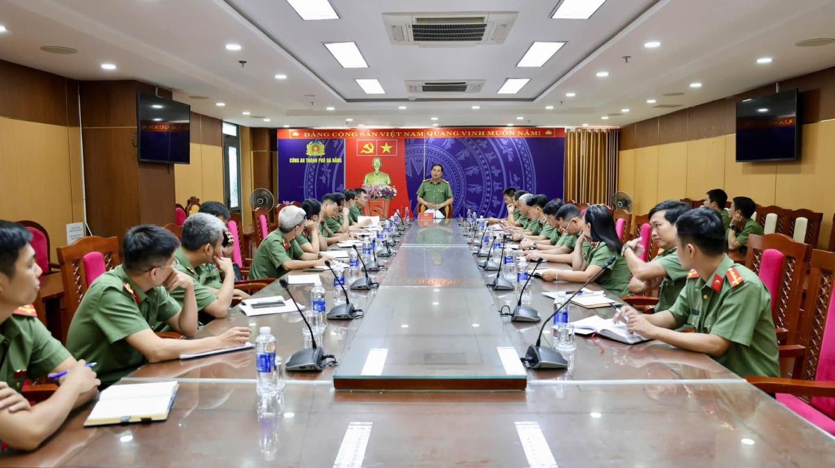 Đại tá Nguyễn Xuân Hoàng phát biểu chỉ đạo tại buổi làm việc.