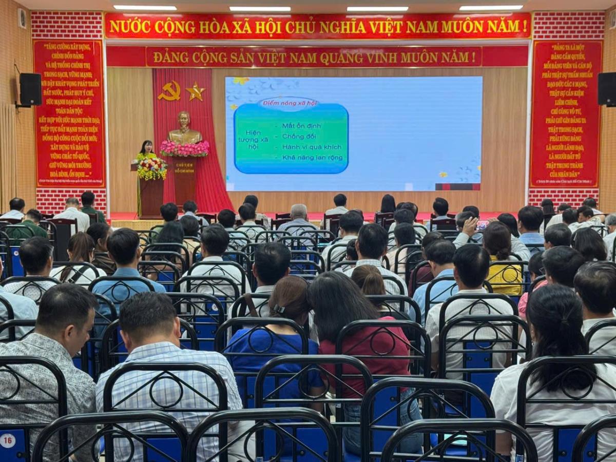 Tiến sĩ Mai Thị Hồng Liên truyền đạt các chuyên đề.