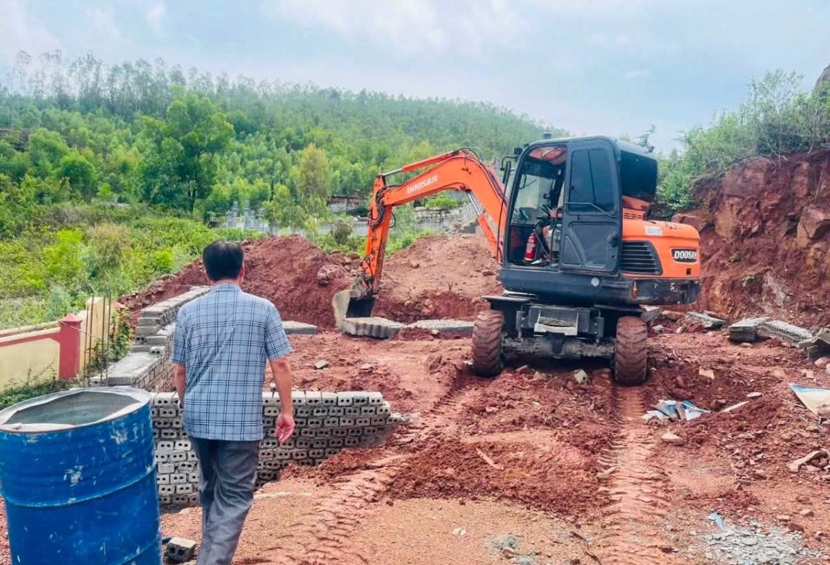 Lực lượng chức năng xã Quỳnh Lưu cưỡng chế tháo dỡ công trình xây dựng lăng mộ trái phép.