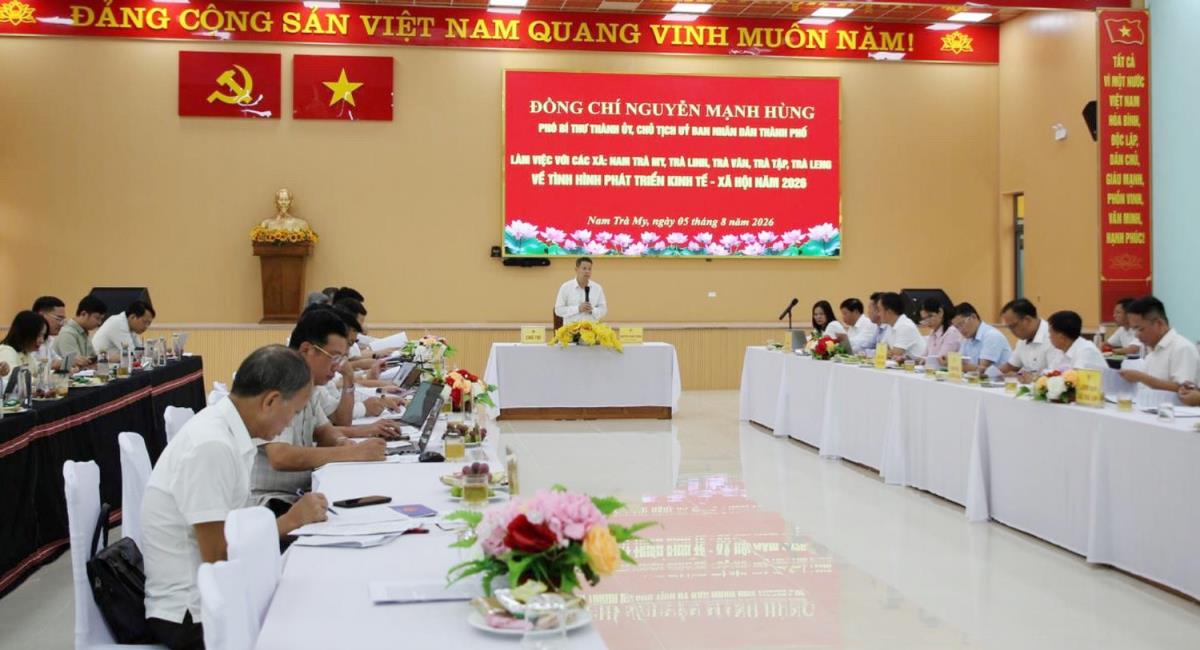 Chủ tịch UBND thành phố thăm, tặng quà động viên cán bộ Trung tâm Phát triển sâm Ngọc Linh và Dược liệu.
