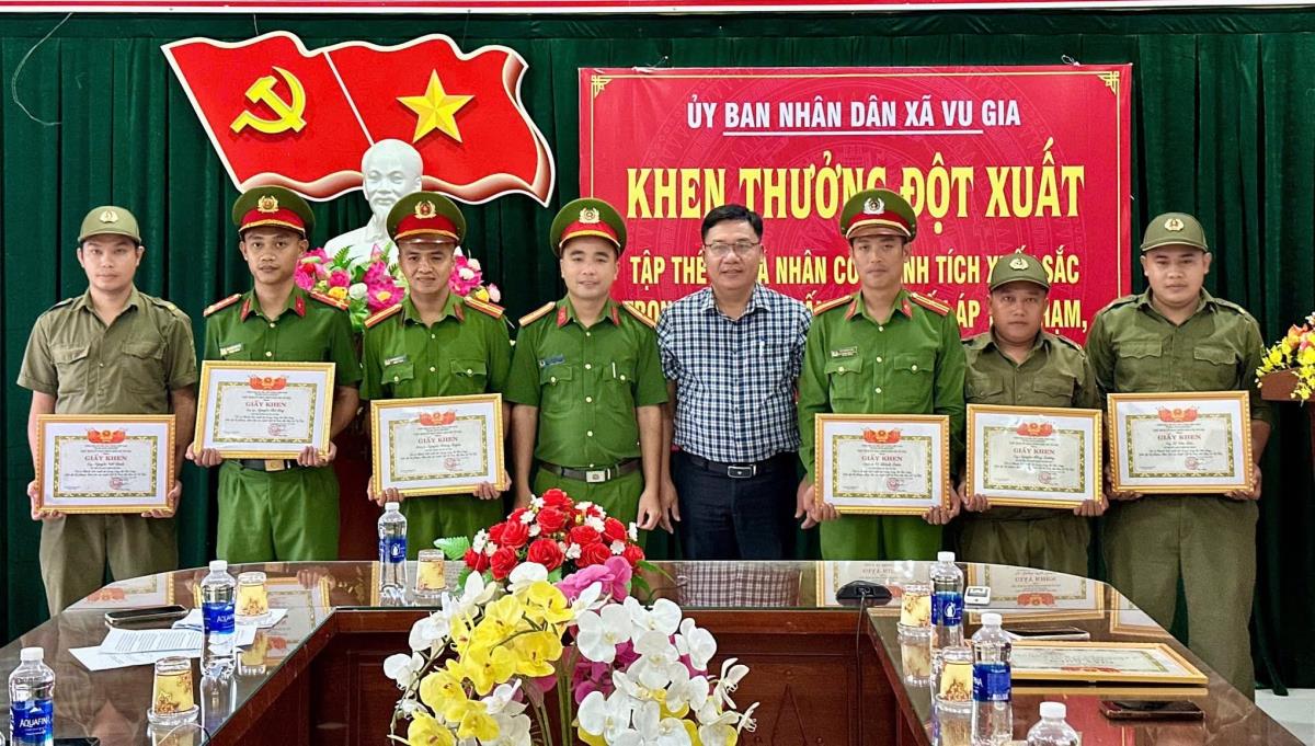 Các cá nhân được khen thưởng về thành tích xuất sắc trong công tác tấn công, trấn áp tội phạm.