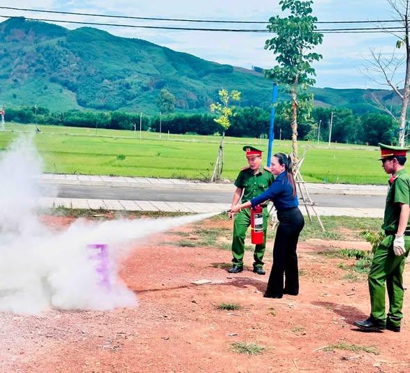Học viên thực hành sử dụng bình chữa cháy dưới sự hướng dẫn của cán bộ Cảnh sát PCCC và CNCH.