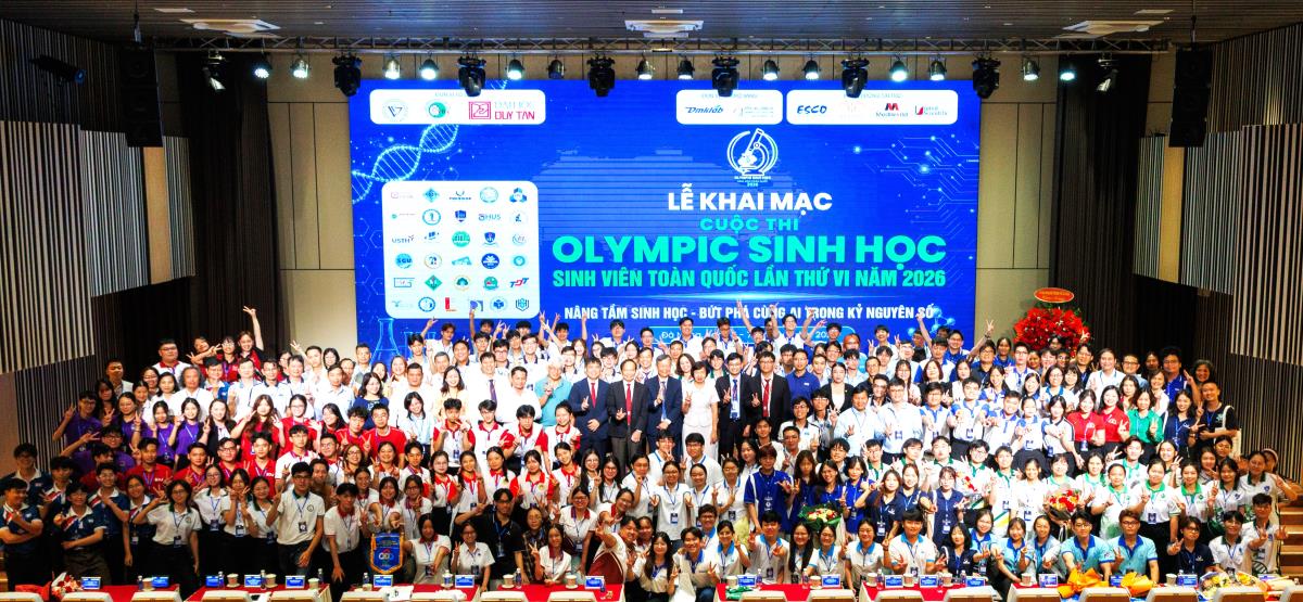 Ban Tổ chức, đại biểu chụp ảnh kỷ niệm cùng các thí sinh tham gia cuộc thi.