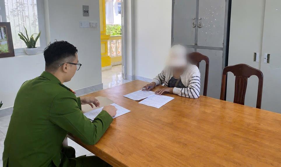 Cơ quan Công an làm việc với bà K.
