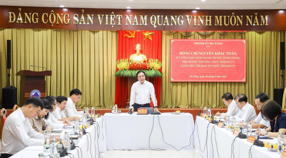 Phó Trưởng ban Thường trực Ban Tổ chức Thành ủy Nguyễn Đức Nam báo cáo tại buổi làm việc