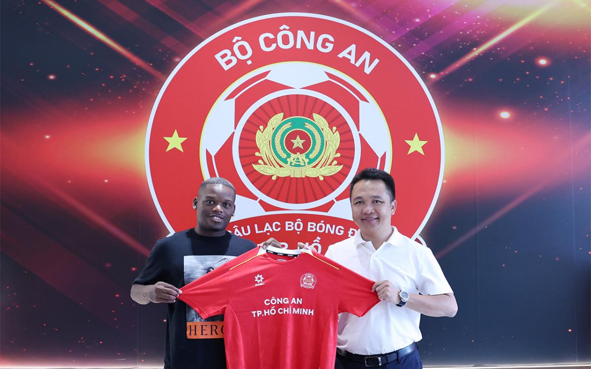 Aldair Ferreira nhận áo đấu từ CLB.