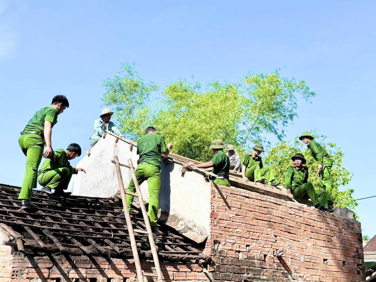 Đoàn cơ sở Trại Tạm giam số 2 ra quân sửa chữa nhà cho thân nhân liệt sĩ.