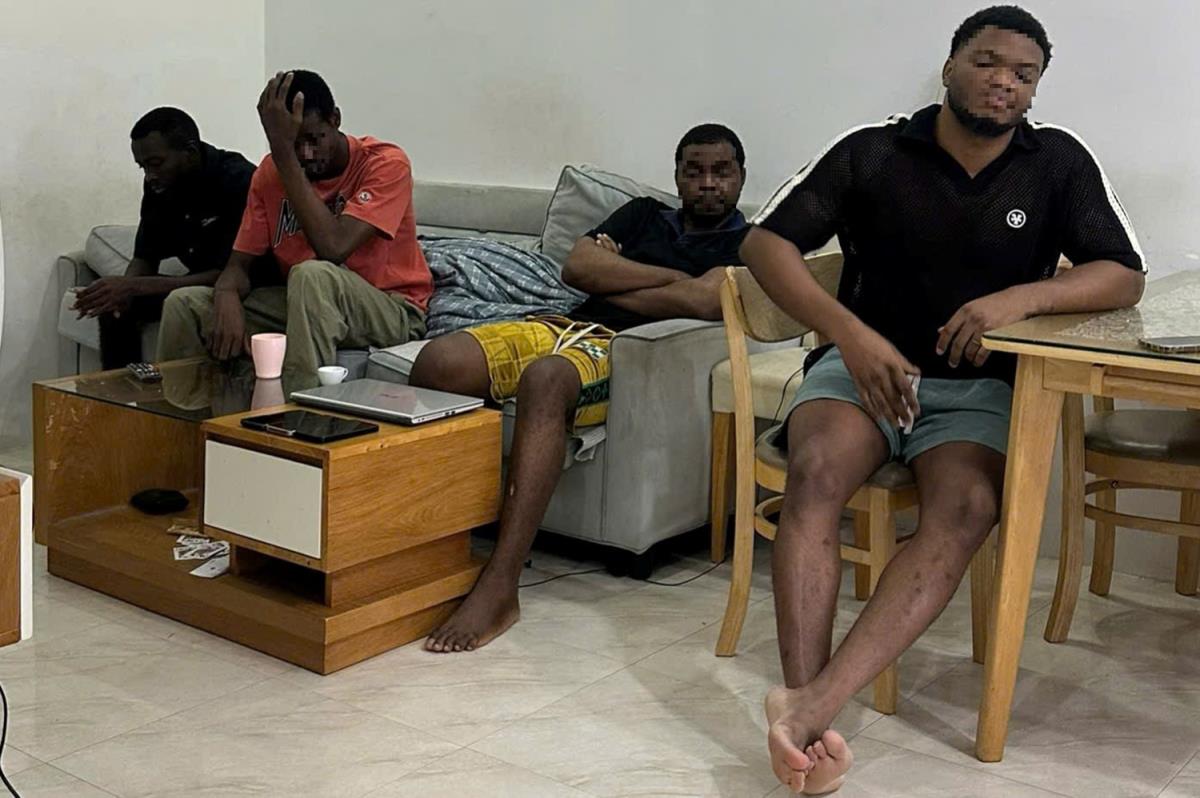 Nhóm người Nigeria quá hạn tạm trú vừa bị phát hiện.