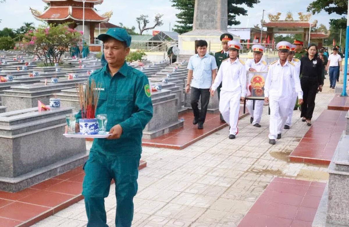Chính quyền xã Phú Thuận an táng 2 liệt sĩ tại Nghĩa trang Liệt sĩ Đại Thắng.