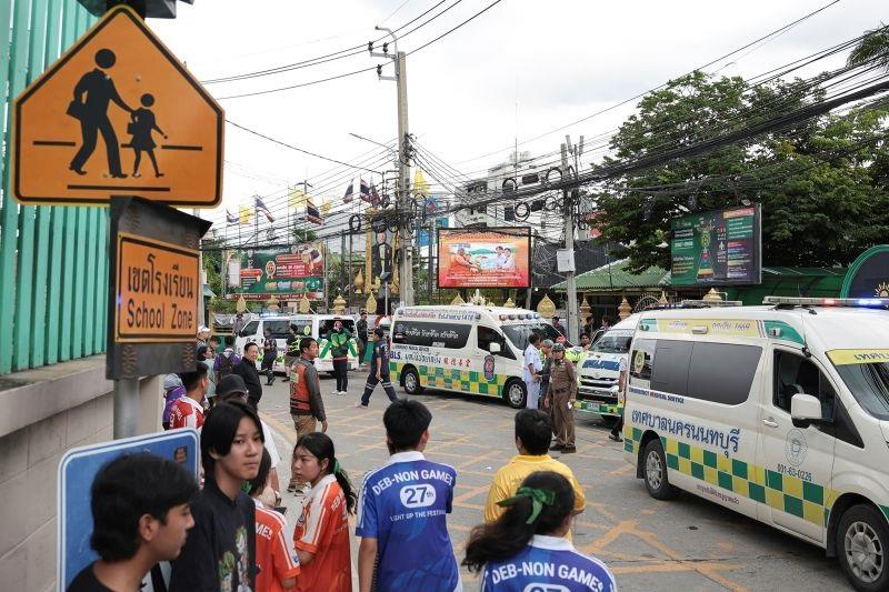 Học sinh, nhân viên cứu hộ và nhiều người khác đứng bên ngoài Trường Debsirin Nonthaburi sau vụ xả súng. Ảnh: Reuters