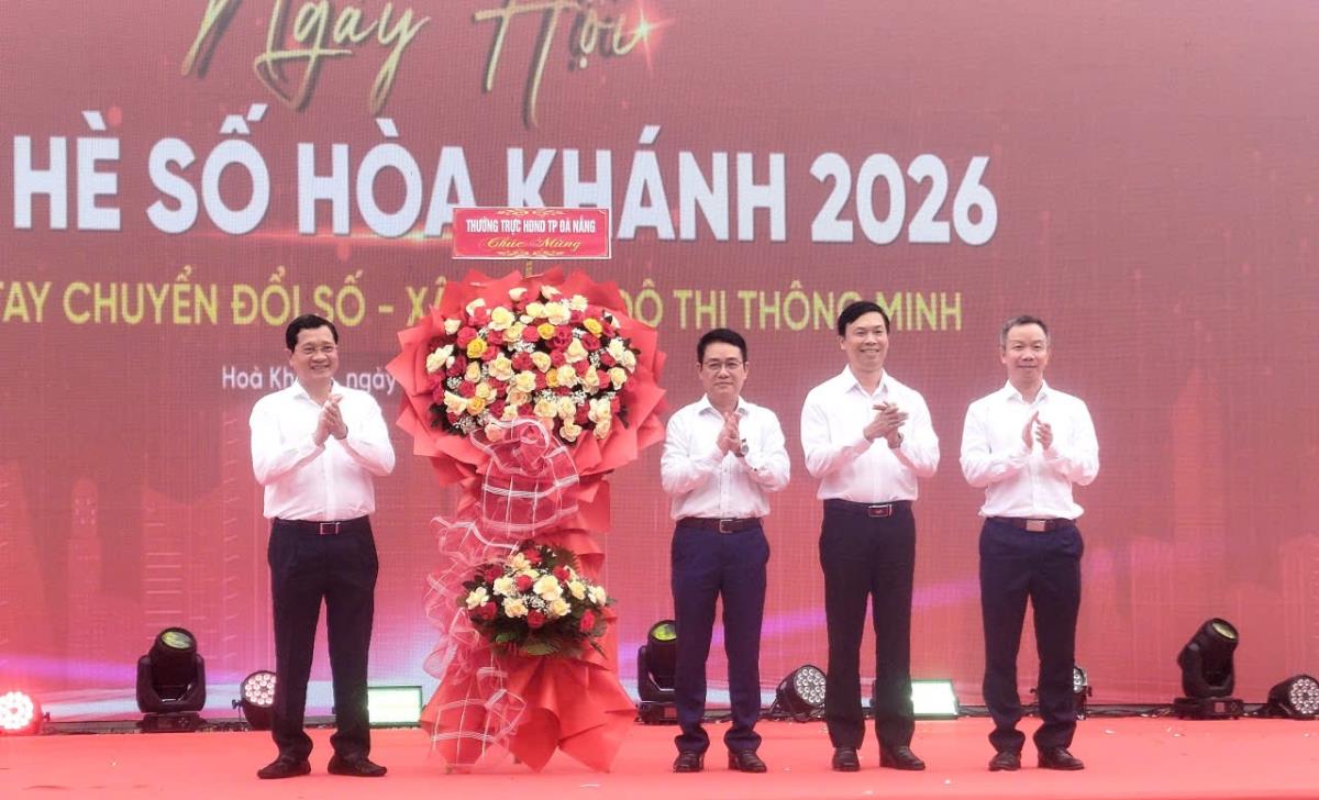Các đơn vị, cá nhân tặng quà an sinh xã hội tại Ngày hội.