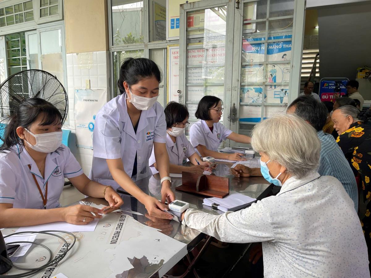 Bác sĩ khám bệnh cho người dân phường Liên Chiểu tại Điểm Trạm Liên Chiểu 1.
