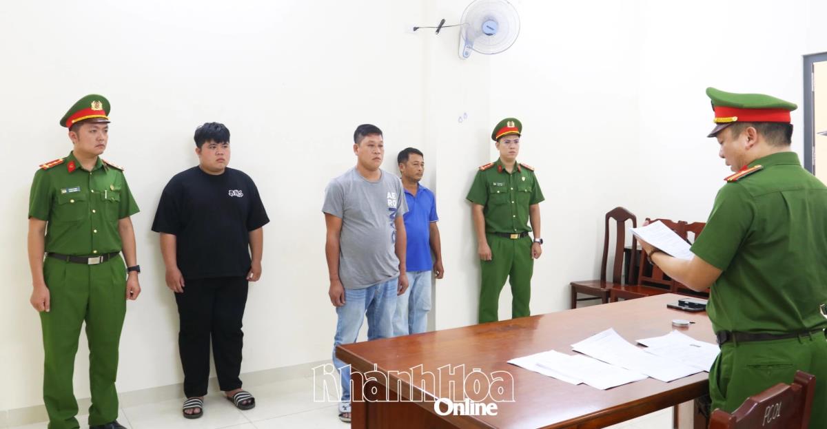 Cơ quan CSĐT Công an tỉnh Khánh Hòa tống đạt các quyết định tố tụng đối với Nguyễn Trần Đình Duy (đứng giữa) và 2 đồng phạm. Ảnh: B.K.H