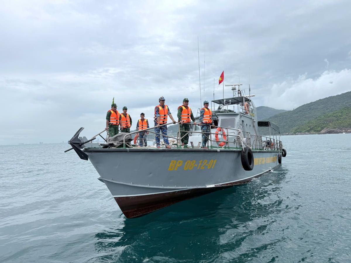 Bộ đội Biên phòng TP Đà Nẵng đang triển khai phương tiện, nhân lực tìm kiếm các nạn nhân