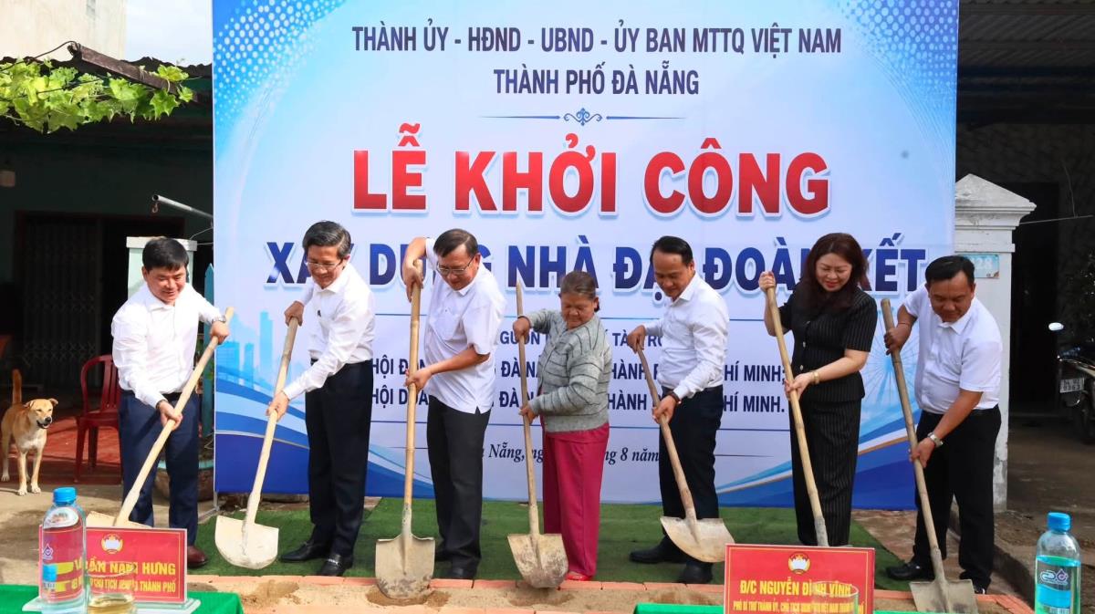 Lãnh đạo thành phố thăm, tặng quà hộ ông Đỗ Hồng Hiện.