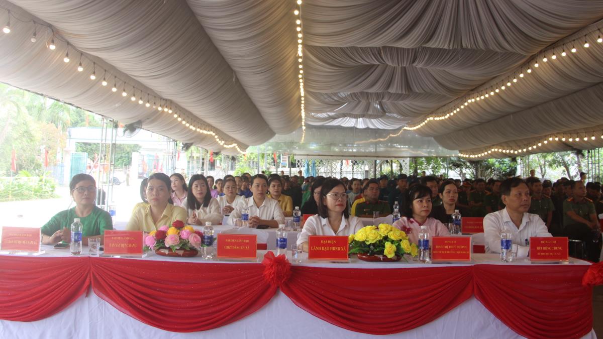 Phó Chủ tịch Thường trực UBND xã Hòa Vang Đinh Thị Thúy Hương trao Giấy khen của Chủ tịch UBND xã Hòa Vang tặng cho 4 cá nhân có thành tích xuất sắc trong công tác xây dựng phong trào Toàn dân BVANTQ.