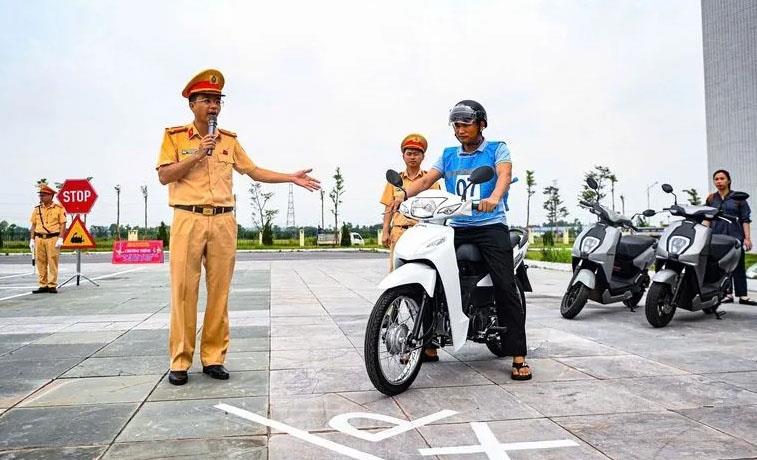 Cảnh sát giao thông đào tạo lái xe máy cho người dân tại Thái Nguyên - Ảnh: Cục CSGT
