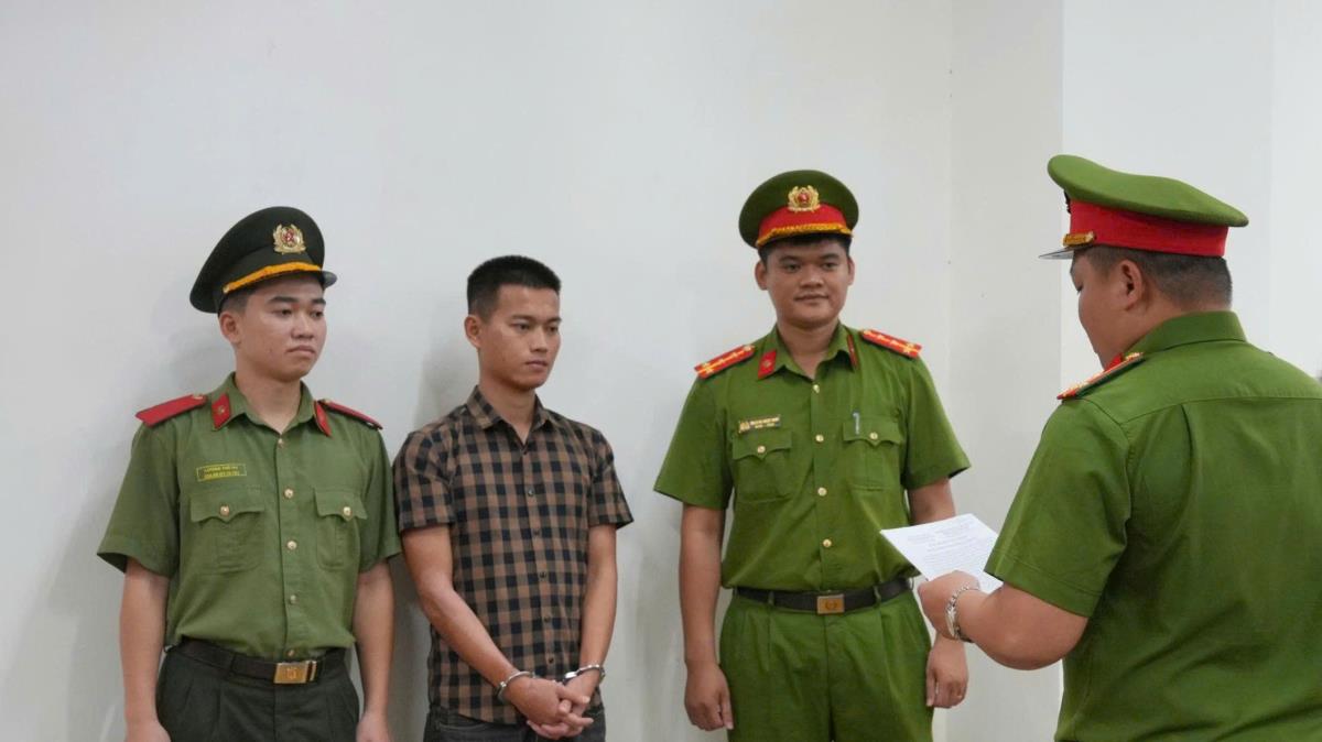Cơ quan công an đọc lệnh bắt tạm giam đối với Đặng Văn Vĩnh Hoàng.