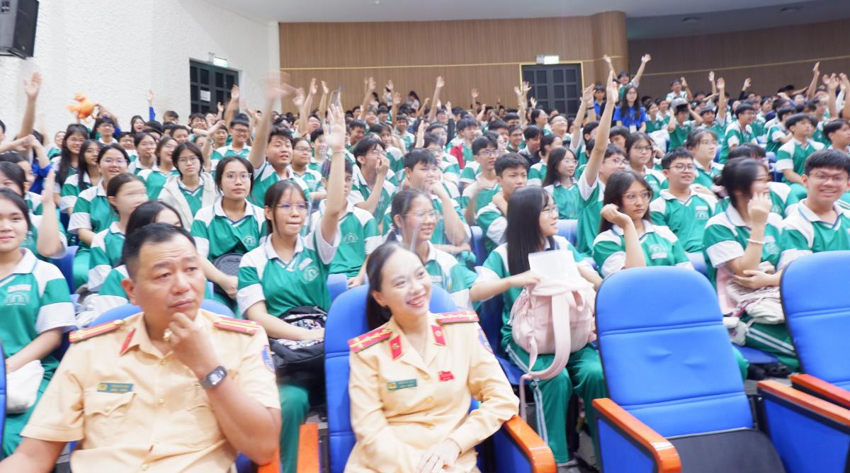 Sôi nổi buổi tuyên truyền điểm về an toàn giao thông cho hơn 1.000 học sinh Trường THPT Phan Châu Trinh