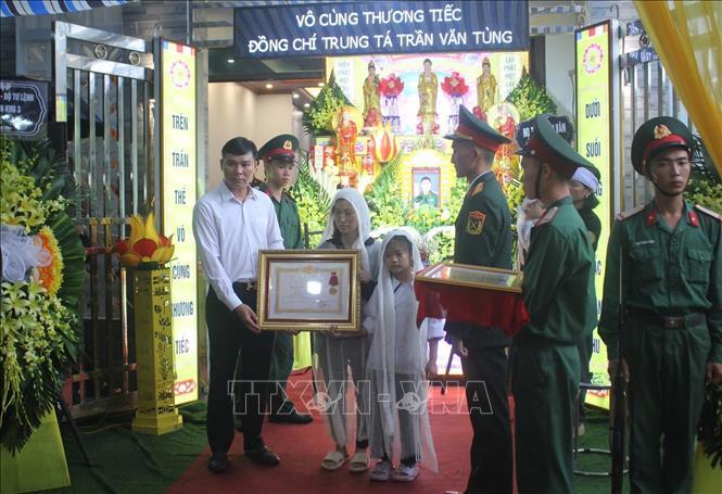 
Chủ tịch nước Tô Lâm ký Quyết định số 1507/QĐ-CTN truy tặng Huân chương Dũng cảm Trung tá Trần Văn Tùng.