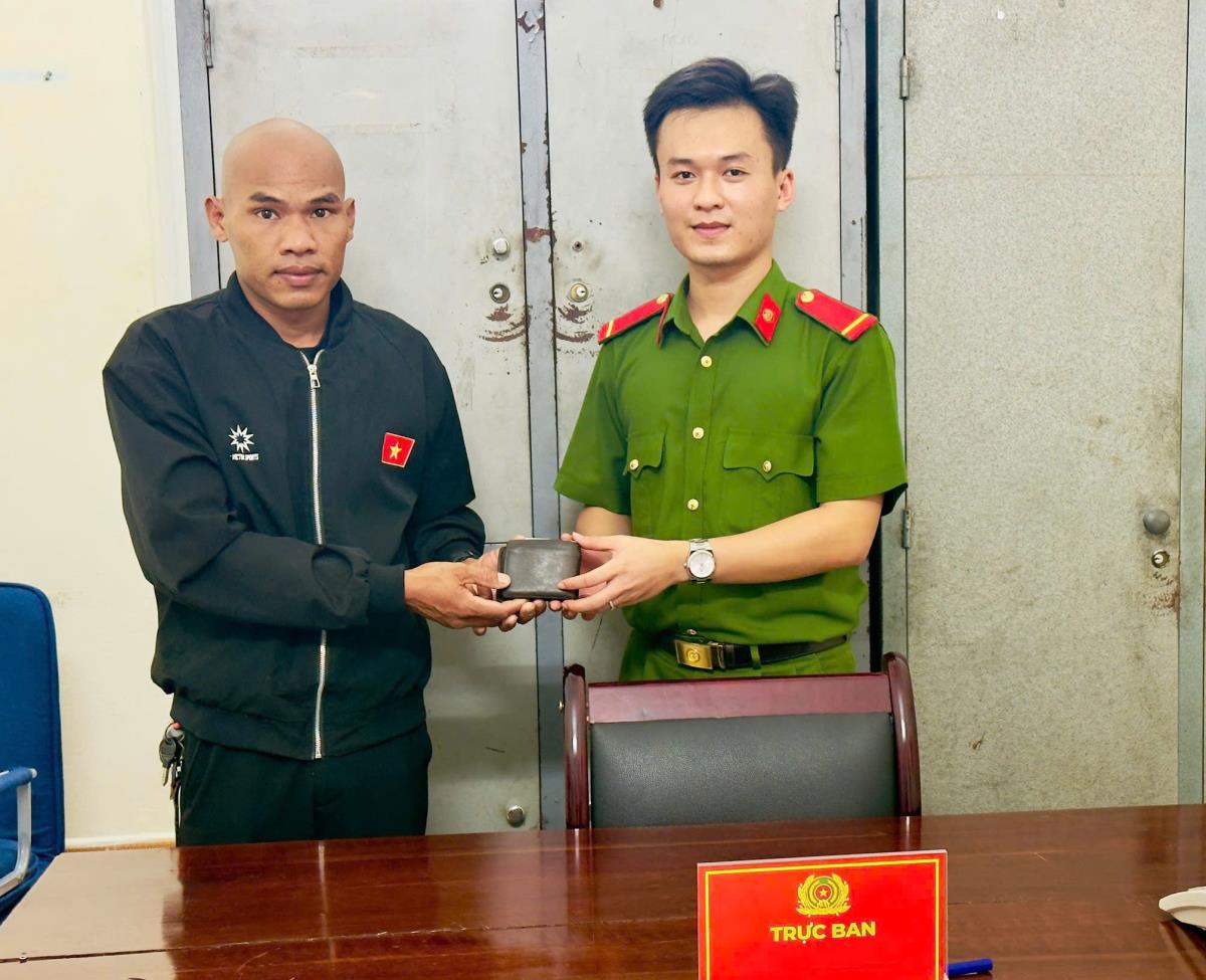 Hạ sĩ Lam trao trả tài sản nhặt được cho anh Krong.