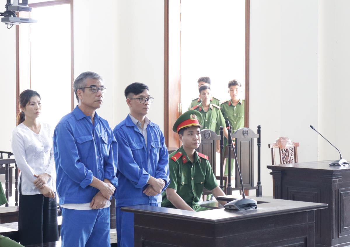 Các bị cáo nghe tòa tuyên án ngày 15-9 - Ảnh: NHẪN NAM