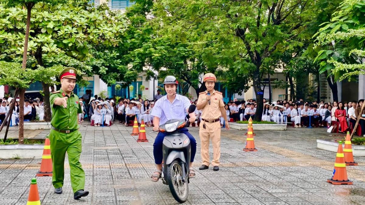 Hướng dẫn kỹ năng lái xe an toàn cho học sinh.