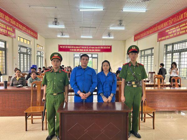 Hai bị cáo tại phiên tòa.