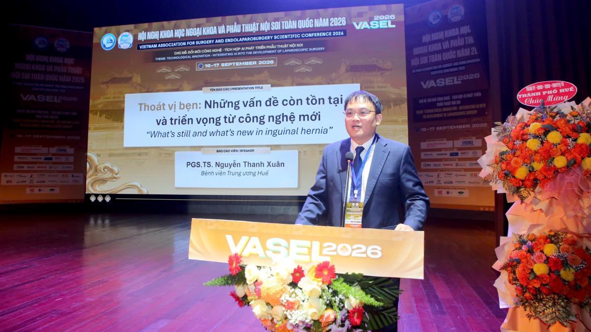 PGS.TS. Nguyễn Thanh Xuân (Bệnh viện Trung ương Huế) có bài trình bày tại hội nghị.