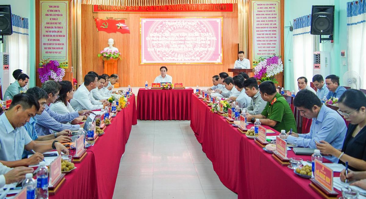 Lãnh đạo TP Đà Nẵng cùng các sở, ngành liên quan kiểm tra thực tế các khu vực có nguy cơ sạt lở tại xã Thượng Đức.