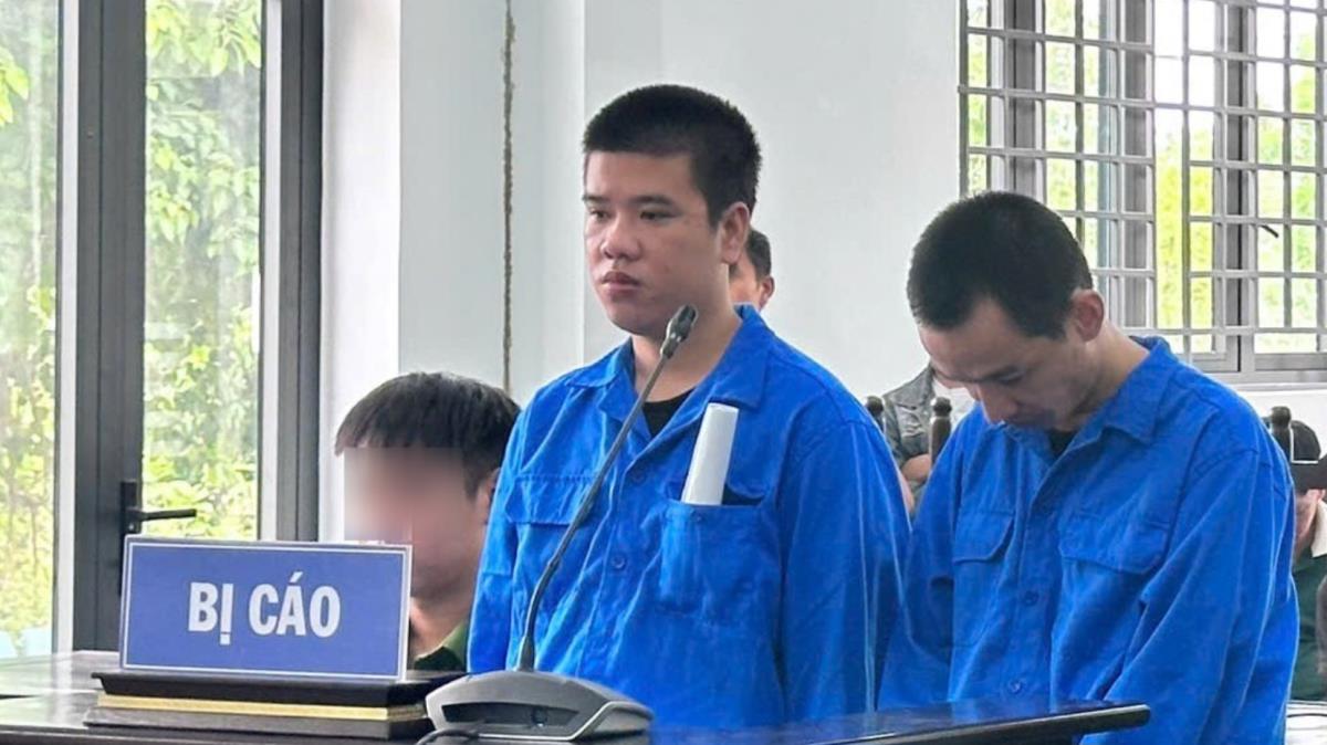 Hai bị cáo Nguyễn Ngọc Hậu và Trần Văn Quang Nhả tại phiên tòa.