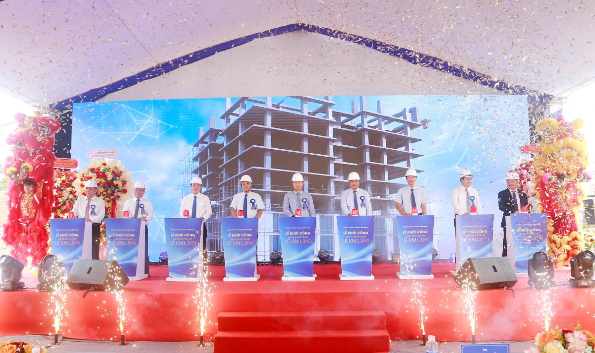 Lãnh đạo TP Đà Nẵng, các sở ngành và chủ đầu tư bấm nút khởi công dự án.