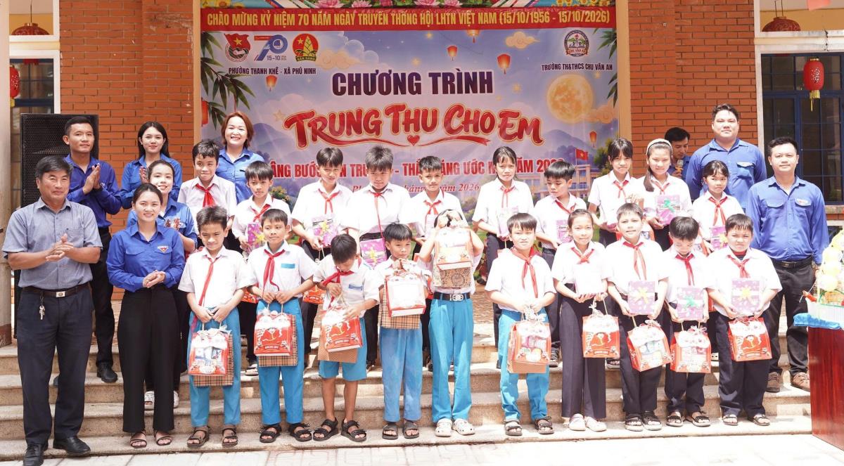 Trao quà Trung thu cho các em học sinh Trường Tiểu học và THCS Chu Văn An, xã Phú Ninh.