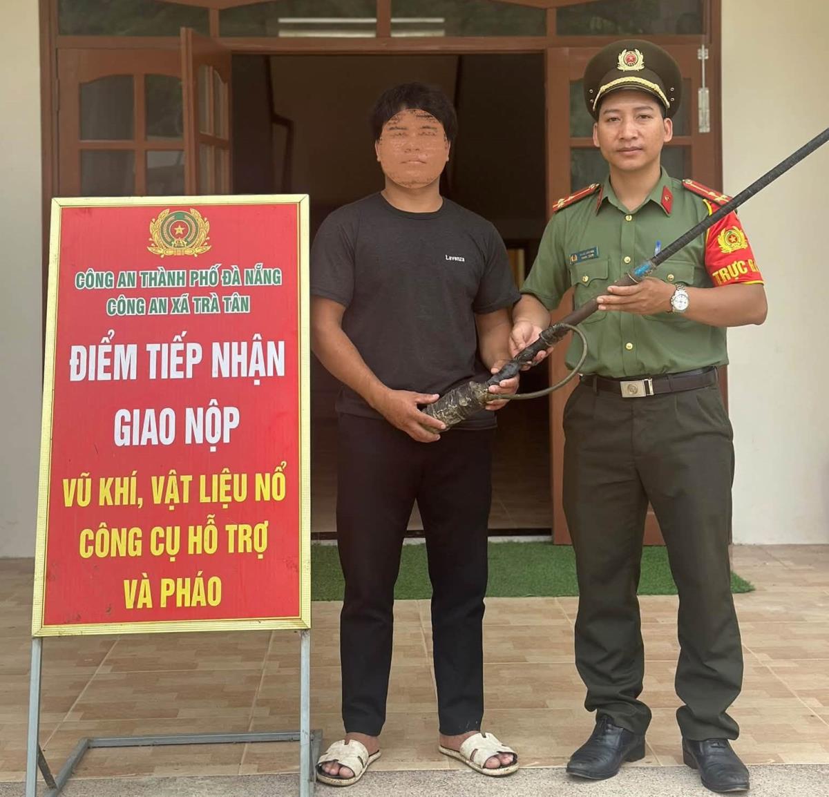 Công an xã Trà Tân tiếp nhận vũ khí từ anh T.