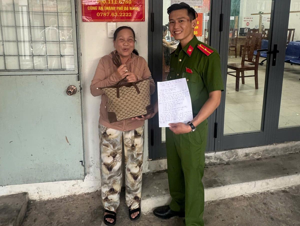 Bà Khương vui mừng nhận lại tài sản.