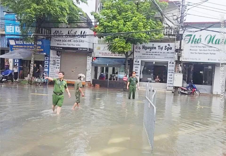 Lực lượng Công an hỗ trợ người dân di dời tài sản, vật nuôi đến nơi an toàn, nhất là tại những khu vực nước dâng nhanh, có nguy cơ ảnh hưởng đến đời sống và sản xuất