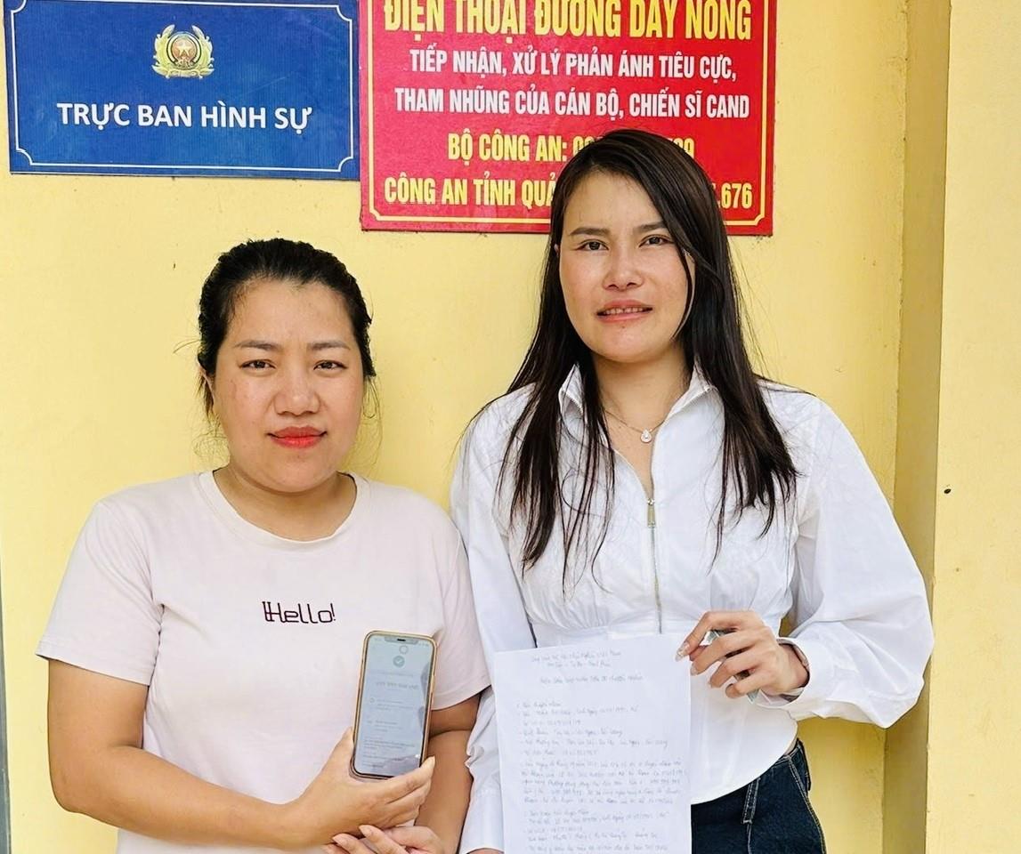 Chị Huyền (bên trái) hoàn trả số tiền chuyển nhầm cho chị Dung.